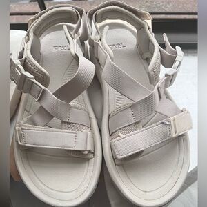 Teva Women's Hurricane Verge Sandal 10 imperfect